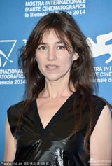 组图：《女性瘾者》夏洛特-甘斯布大秀美腿