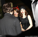 组图：赛琳娜庆生闺蜜齐捧场 烈焰红唇变小恶魔