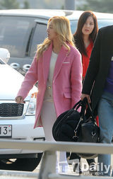 组图：少时成员亮相机场 徐贤火红孝渊粉嫩