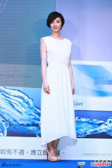 组图：桂纶镁长裙亮相代言优雅文静