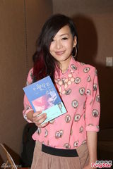 组图：路嘉怡宣传《不爱会死》分享爱情态度