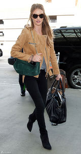 高清组图：罗茜-汉丁顿-惠特莉机车夹克搭潮包