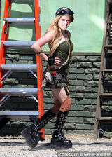 组图：艾薇儿顶烈日拍新歌MV 背子弹变帅气女兵