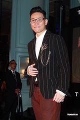 组图：周慧敏曼妙白裙女神范儿 大方秀光滑美背