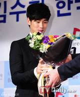 组图：韩星金秀炫出任韩国观光公社名誉宣传大使