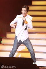 组图：萧敬腾唱《black or white》 向杰克逊致敬