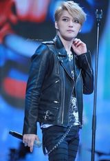 组图：金在中青瓦台热唱摇滚新曲 双眼频放电