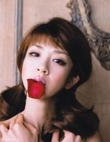 组图：星野亚希泳装登封面 上围丰满表情娇媚