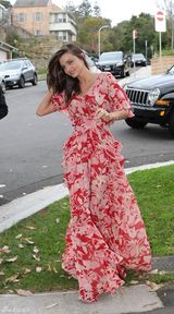 高清图：辣妈米兰达-可儿抱儿子现身 彩裙飘逸 