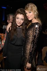 组图：女星格莱美派对竞艳 泰勒透视蕾哈娜真空