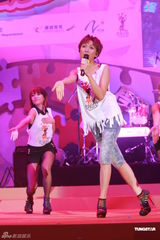 组图：李克勤郑欣宜开唱 鼓励年青人追梦