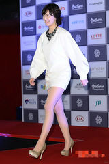 组图：釜山电影节开幕 具惠善着连身卫衣亮相