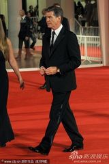 组图：老牌007布鲁斯南帅气现身威尼斯美女环绕