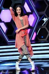 组图：张歆艺录制《大本营》特别节目展舞艺