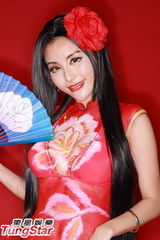 组图：许颖半裸画人体彩绘宣传动画电影