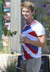 组图：施瓦辛格17岁爱子帕特里克帅气亮相街头