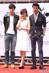 组图：陈怡蓉演风骚老板娘 王阳明开镜汗如雨下