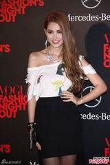 组图：徐若瑄乘千万跑车压轴登场 昆凌维护周董