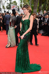 组图：艾达-耶斯皮卡墨绿裙亮相 美胸显眼抢镜