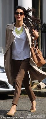 组图:乔治-克鲁尼未婚妻OL范儿 气质脱俗秀巨钻