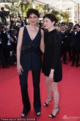 组图： 《奇迹》导演爱丽丝洛瓦赫黑衣干练亮相