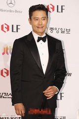 组图：李秉宪帅气依旧 粉丝称赞雕刻美男