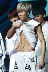 组图：BOYFRIEND回归首秀 露性感腹肌