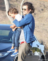 组图：奥兰多-布鲁姆与儿子周末欢聚 街头亲亲