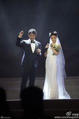 组图：周迅高圣远十指紧扣 交换戒指后深情一吻