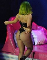 组图：Lady Gaga丁字裤秀肥臀 与黑人猛男拥抱嬉戏