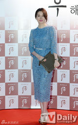 组图：李英爱蓝色印花裙秀曲线 性感不失端庄