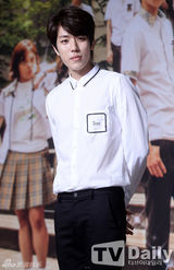 组图：金赛纶出席发布会 一袭白衣小清新