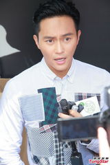 组图：张智霖英国过中秋 否认送名车给老婆