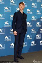 组图：弗兰科自导自演新片发布 秀光头纹身