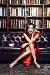 组图：王智时尚大片红色诱惑 造型艳丽美腿抢眼