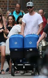 组图：雷神带双胞胎儿子出街 单手抱娃超洒脱