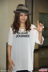 组图：仓木麻衣冒雨抵台 超嫩童颜数年没变