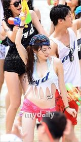 组图：GD水上乐园疯玩 水枪喷比基尼美女