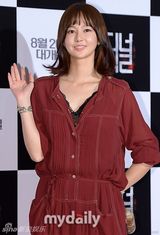 组图：韩星郑柔美出席首映 下衣失踪秀性感