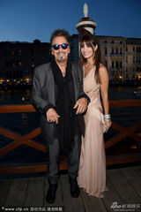 组图：阿尔帕西诺获基金奖 牵小40岁女友亮相