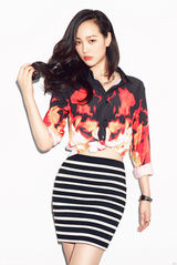 组图：何杜娟生日写真  清新淡雅明眸动人