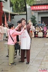 组图：《流氓皇帝》周丽淇配对马国明不怕吃醋