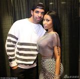 组图：麻辣鸡透视装火爆开唱 撩衣大秀星形胸贴