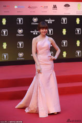 组图：《年少轻狂》剧组亮相 陈妍希鱼尾裙温婉