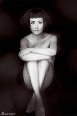 组图：杨童舒黑白写真曝光 酥胸微露娇媚冷艳