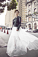 组图：万茜全新朋克大片显帅气时尚气质