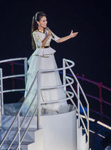 组图：雷佳唱响青奥会会歌 传递奥运精神