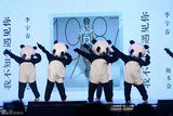 组图：李宇春成都站见面会 “功夫熊猫”来砸场
