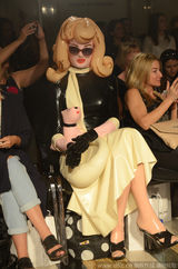 组图：橡胶小姐助阵伦敦时装周 尝试百变造型