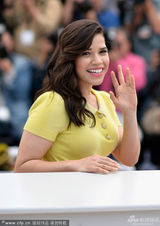 组图：布兰切特撑《驯龙高手2》 龙牙上衣超萌